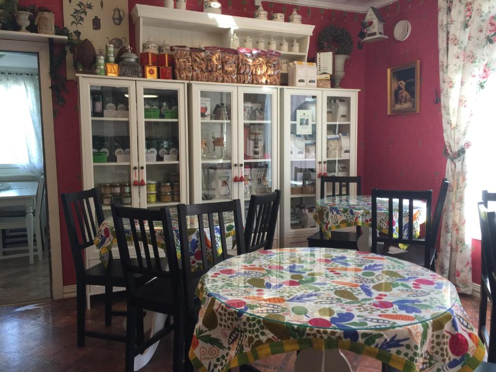 a dining room with a table and some chairs at Box Bed & Breakfast in Box