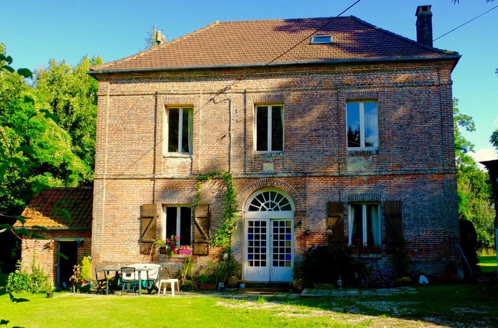 una vecchia casa di mattoni con una porta bianca di Country House - Spacious and Tranquil a Brétigny