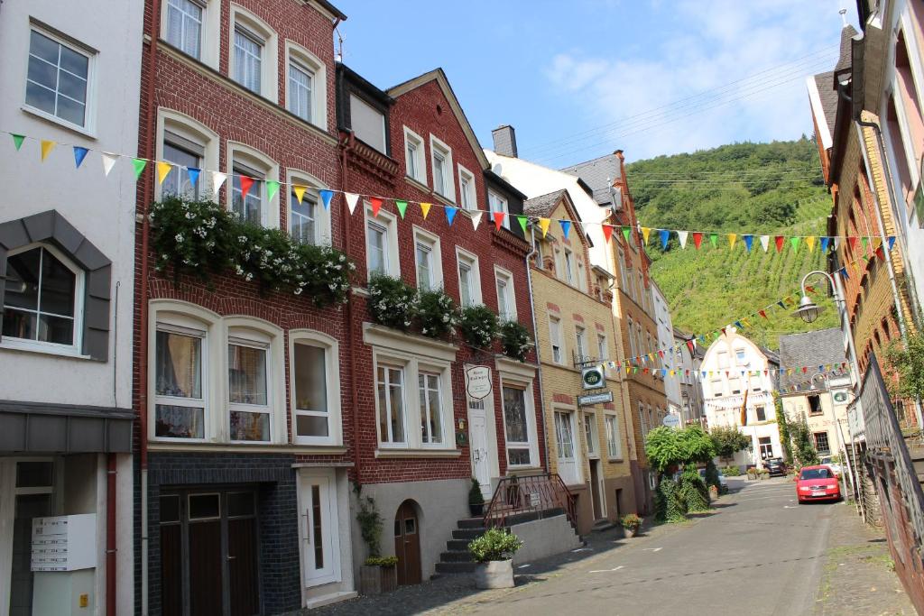 eine Straße mit Gebäuden und Flaggen in einer Stadt in der Unterkunft Ferienwohnungen und Appartements - Haus Budinger in Alf