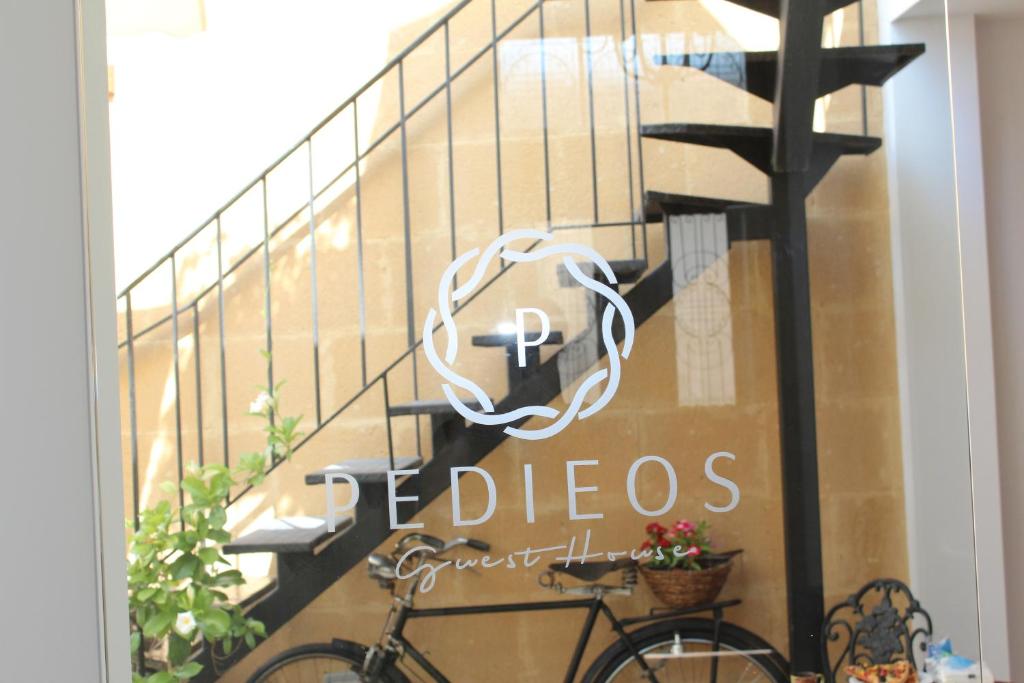 Jízda na kole v ubytování Pedieos Guest House nebo okolí