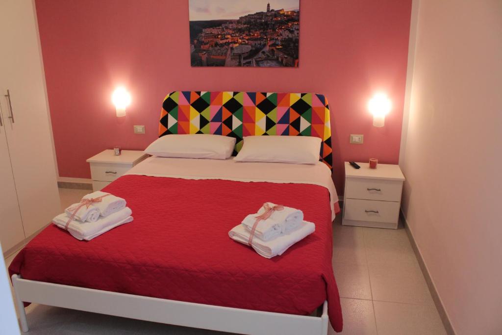 マテーラにあるLa Collinetta Dei Sassiのベッドルーム1室(ベッド1台、タオル2枚付)
