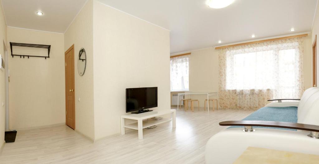 オムスクにあるOmsk Sutki Apartments on Stachechnaya 6のベッドルーム1室(ベッド1台、テレビ付)