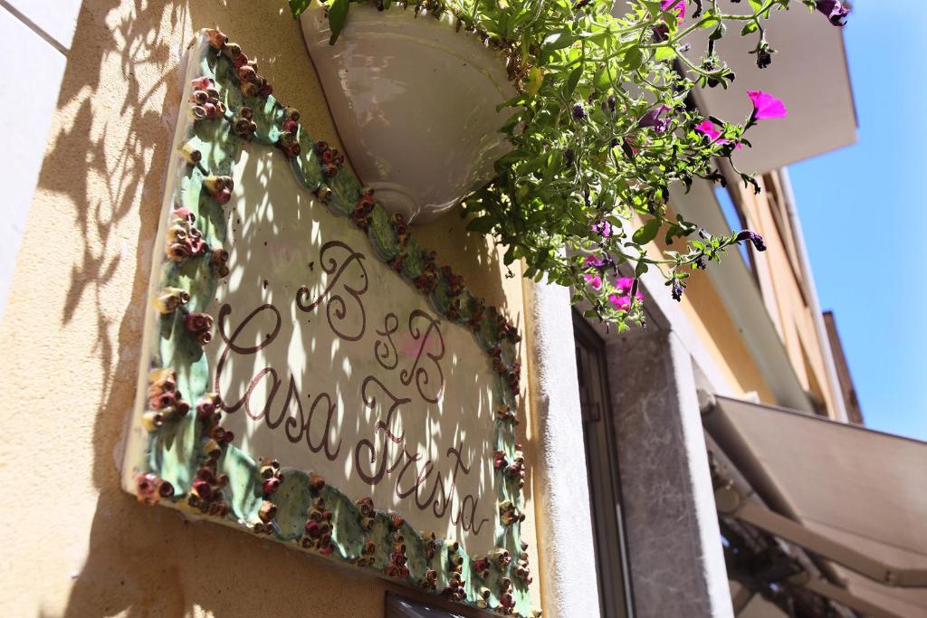 タオルミーナにあるCasa Frestaの花の看板