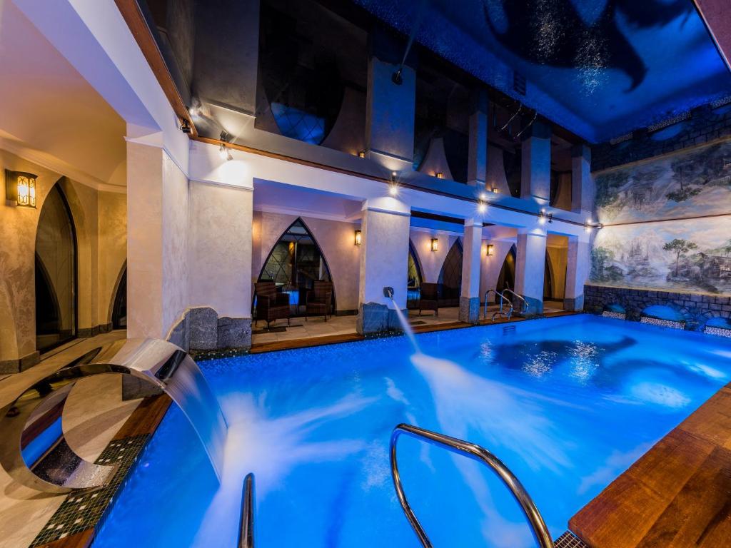 Bazén v ubytovaní Norweska Dolina Family&Pet-friendly Resort alebo v jeho blízkosti