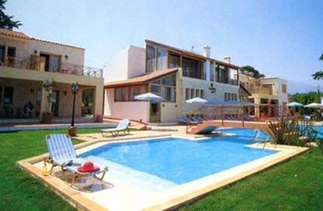 The swimming pool at or close to Vamos Palace Apartments