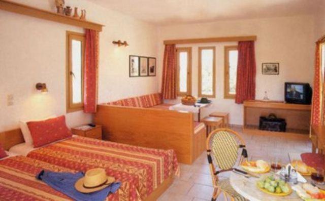 pokój hotelowy z łóżkiem i stołem z jedzeniem w obiekcie Vamos Palace Apartments w mieście Vamos
