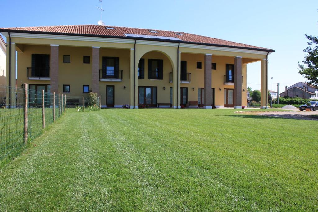 a large yard in front of a large building at Ca Florian in Zero Branco