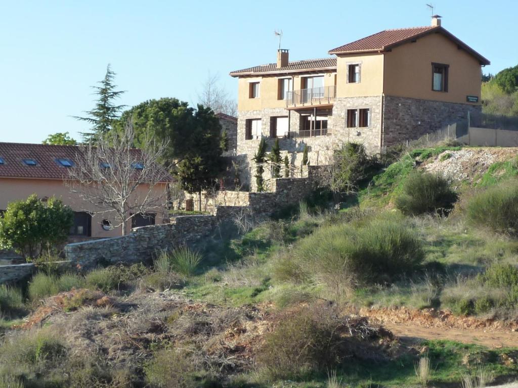 una casa al lado de una colina en El Esguízaro, en Berzosa del Lozoya