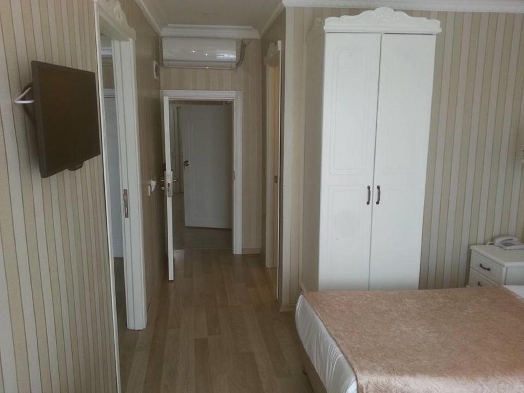 A television and/or entertainment centre at Sultanahmet Newport Hotel