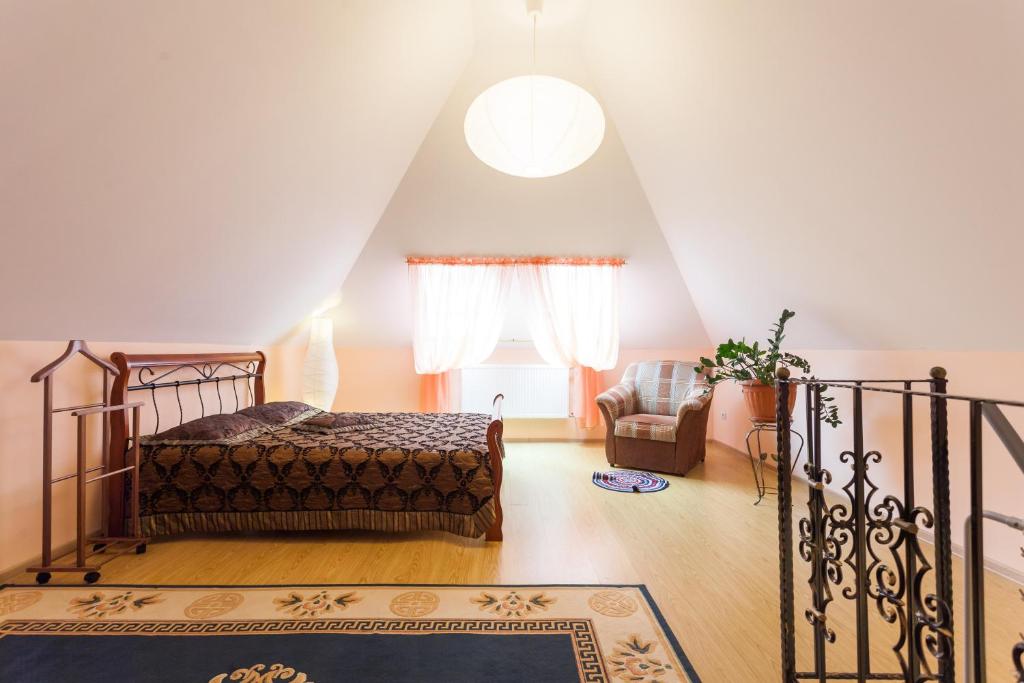 ゼレノグラーツクにあるDomik U Moryaのベッドルーム1室(ベッド1台、椅子、窓付)
