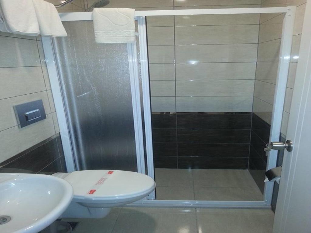 A bathroom at Sultanahmet Newport Hotel