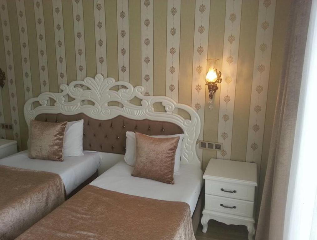 A bed or beds in a room at Sultanahmet Newport Hotel