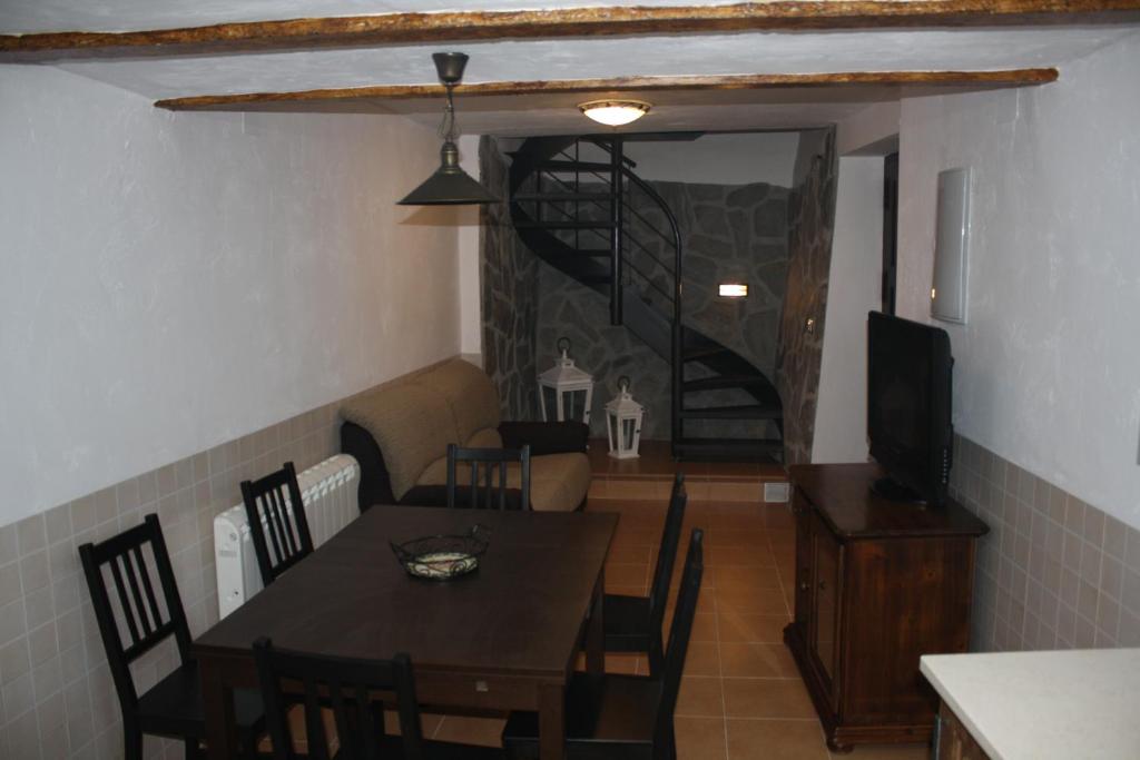 une salle à manger avec une table et un salon dans l'établissement Casa Rural el Argen, à Segorbe