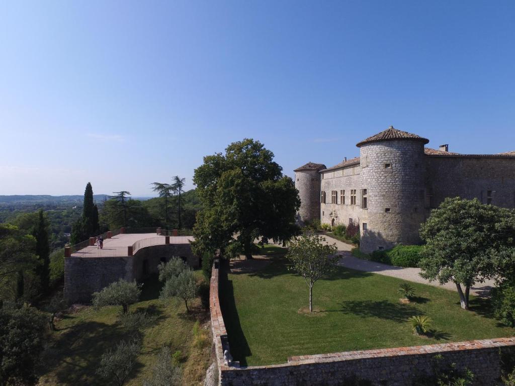 una vista esterna di un castello con giardino di Château de Rousson a Rousson