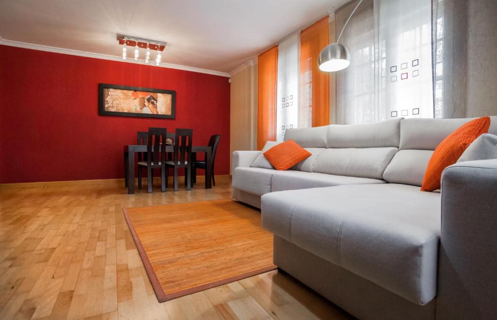 A seating area at Apartamento San Juan de los Reyes