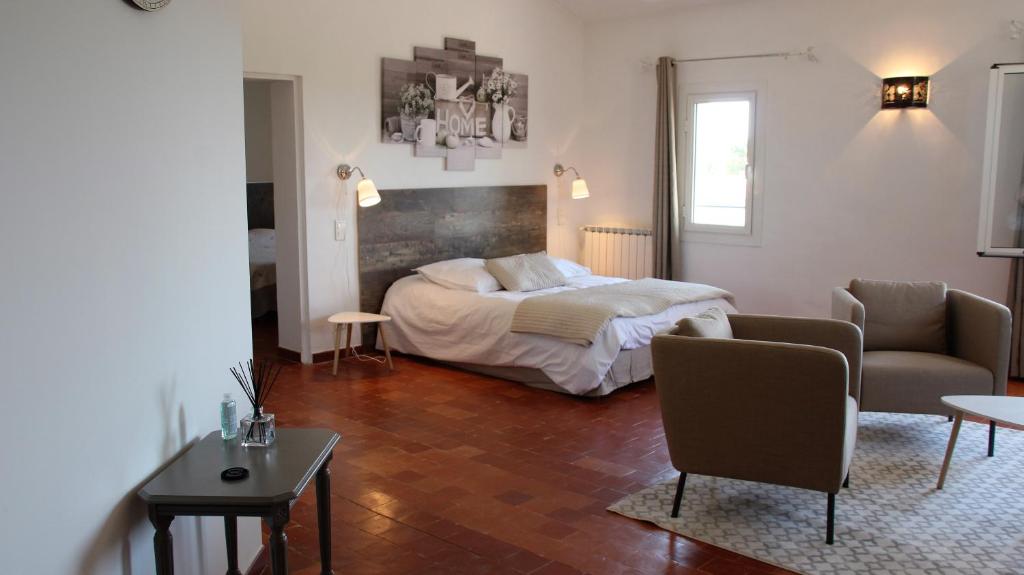 sala de estar con cama y sofá en le clos du Patre en Caromb