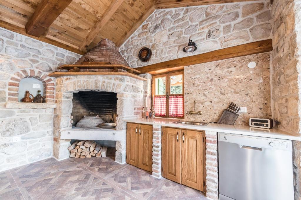 Kuchyň nebo kuchyňský kout v ubytování Villa Dumina