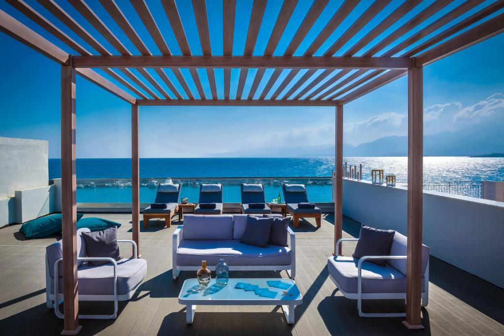 una terraza en un yate con vistas al océano en Cosmopolis Crete Suites en Hersonissos