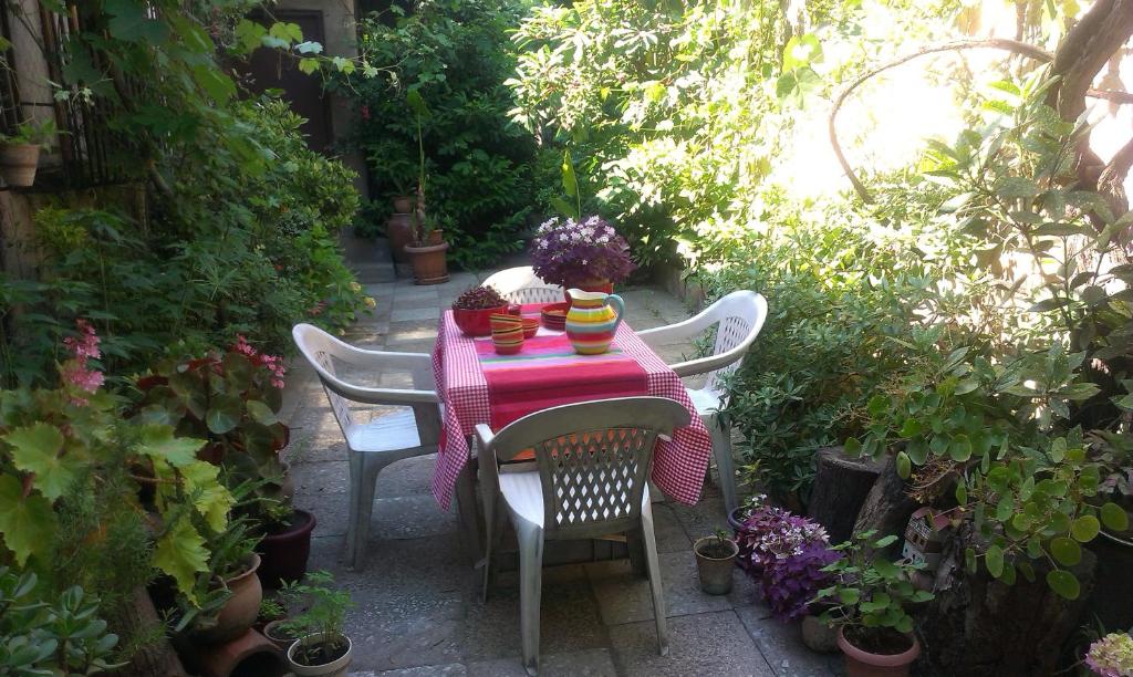 einen Tisch im Garten mit Tischtuch drauf in der Unterkunft Hostel 48a in Tbilisi City