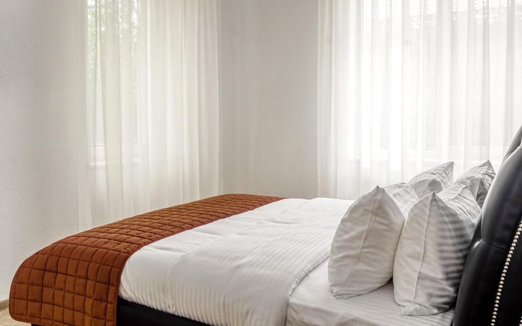 Postel nebo postele na pokoji v ubytování Hotel Sorrento