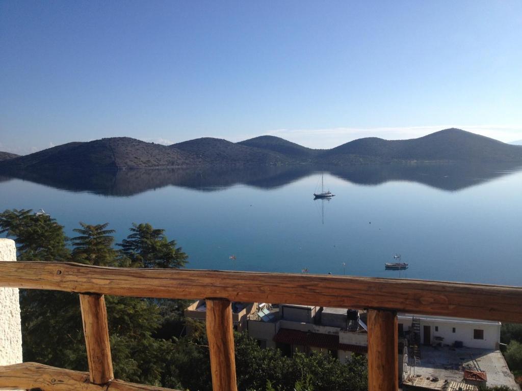 エロウンダにあるMarilena Panoramic Sea View Houseの水上ボートで湖の景色を望めます。