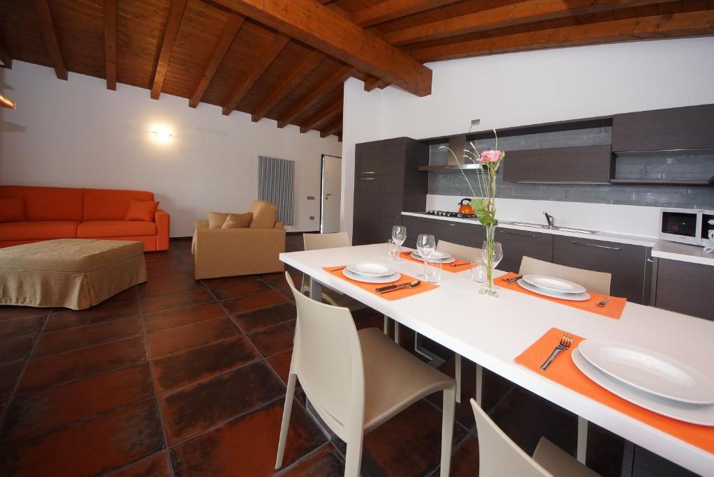 Kuchyň nebo kuchyňský kout v ubytování Les Maisons - Ruculì Hospitality