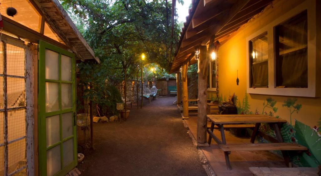 un callejón vacío con una mesa de picnic al lado de un edificio en Daphne House, en Olympos