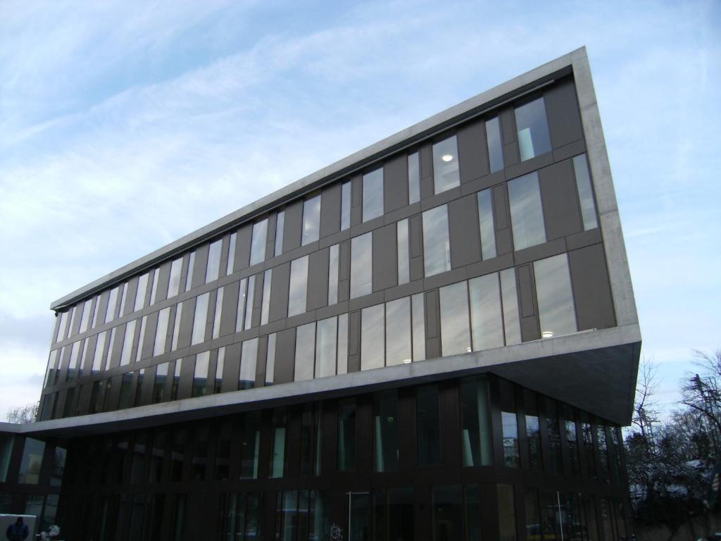 ein Bürogebäude mit vielen Fenstern in der Unterkunft Jugendherberge Stuttgart Neckarpark in Stuttgart