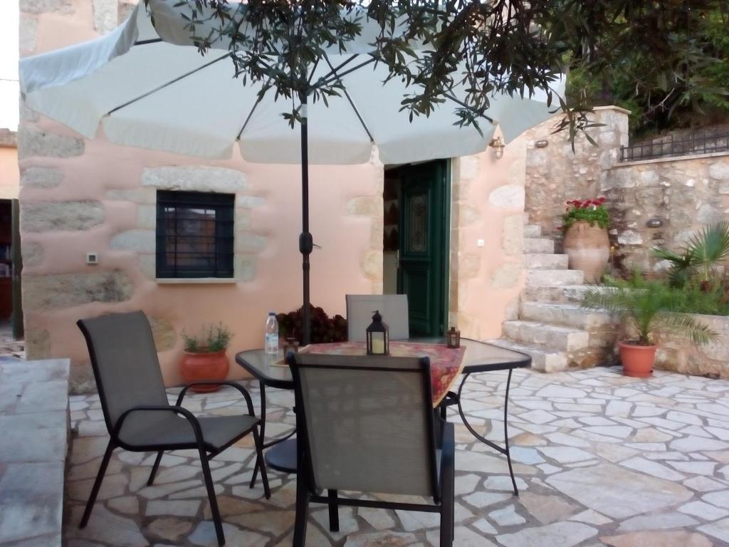 Patio lub wspólna przestrzeń na świeżym powietrzu w obiekcie Tzitzifes Stone Mansion