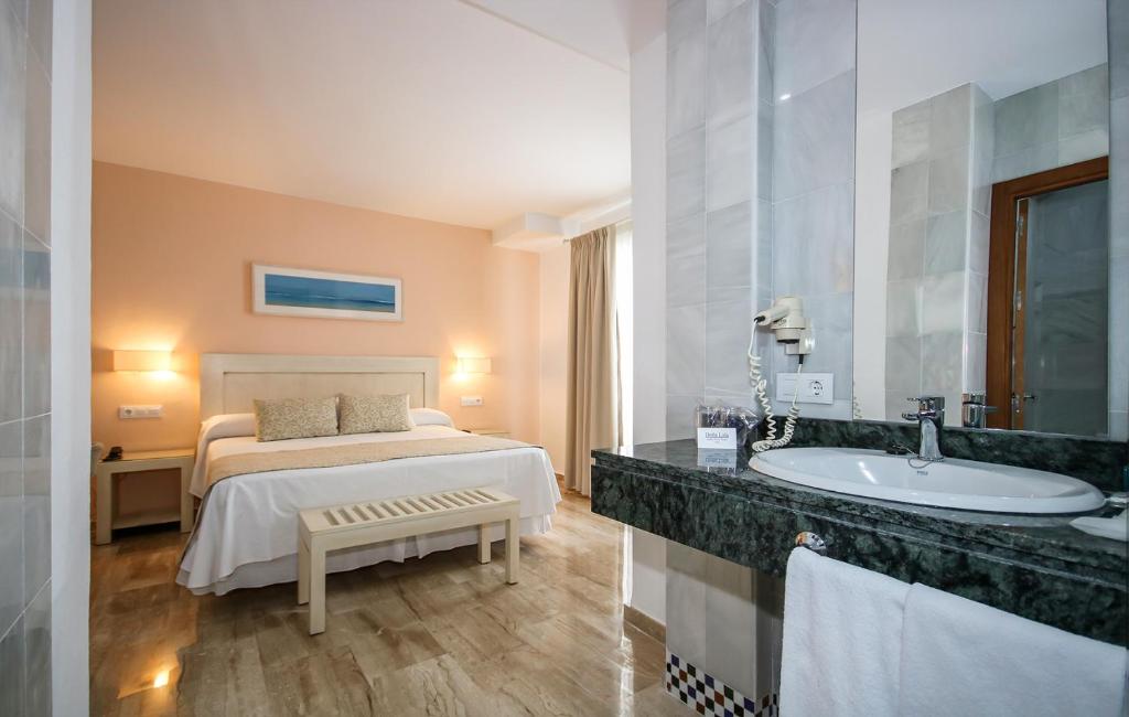 Posteľ alebo postele v izbe v ubytovaní Hotel Doña Lola Zahara