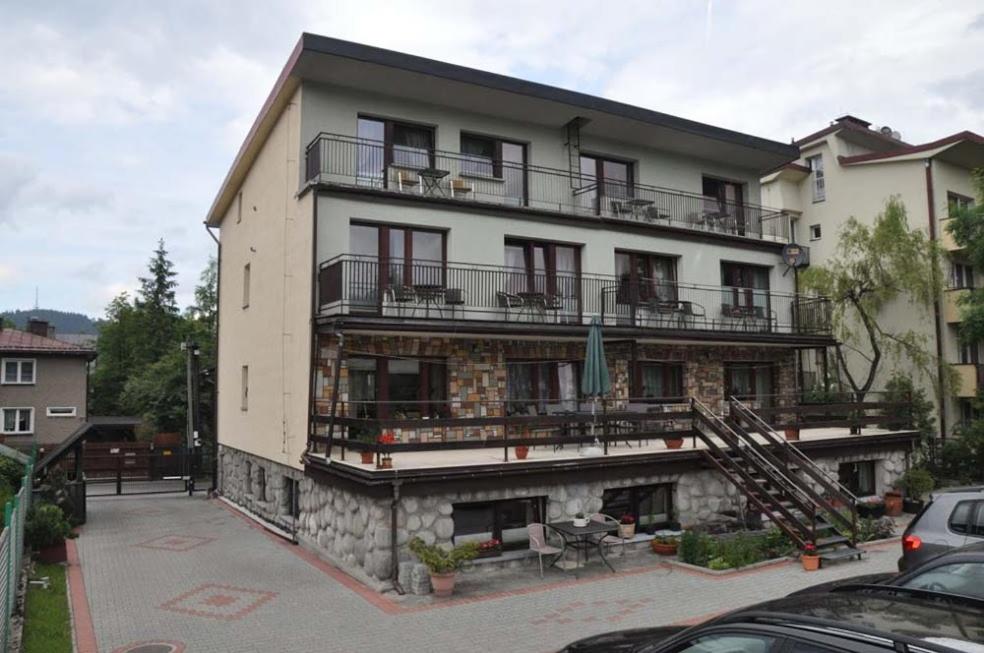 un gran edificio con balcones en un lateral en Arnika Wynajem Pokoi, en Zakopane