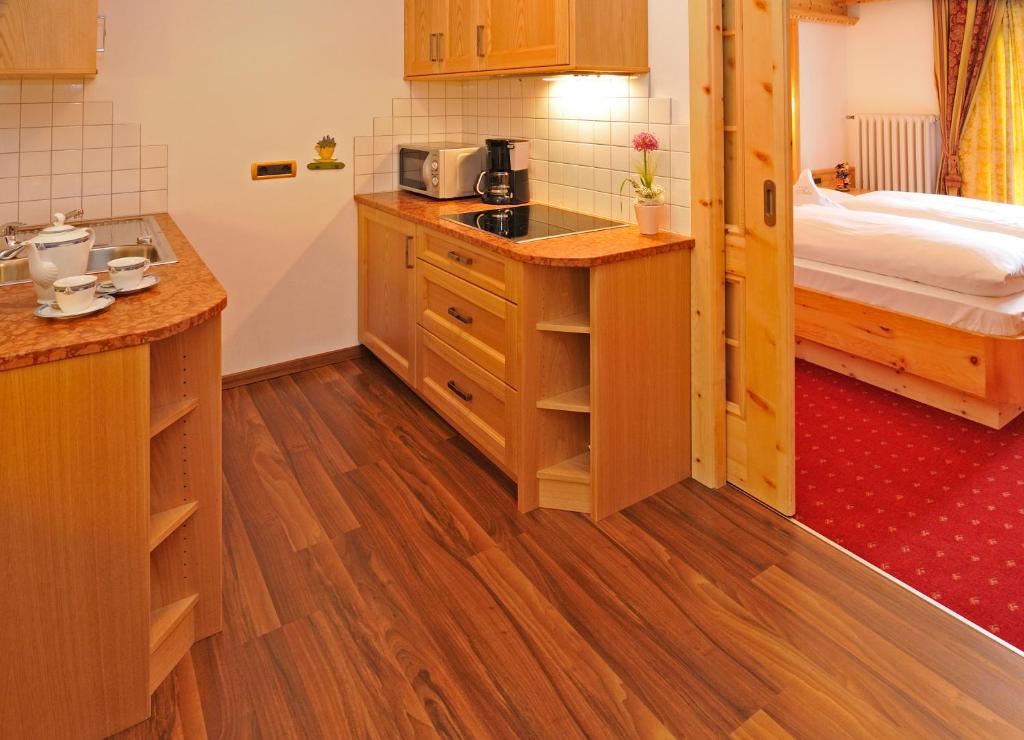 Kuchyň nebo kuchyňský kout v ubytování Garni Hotel Iris