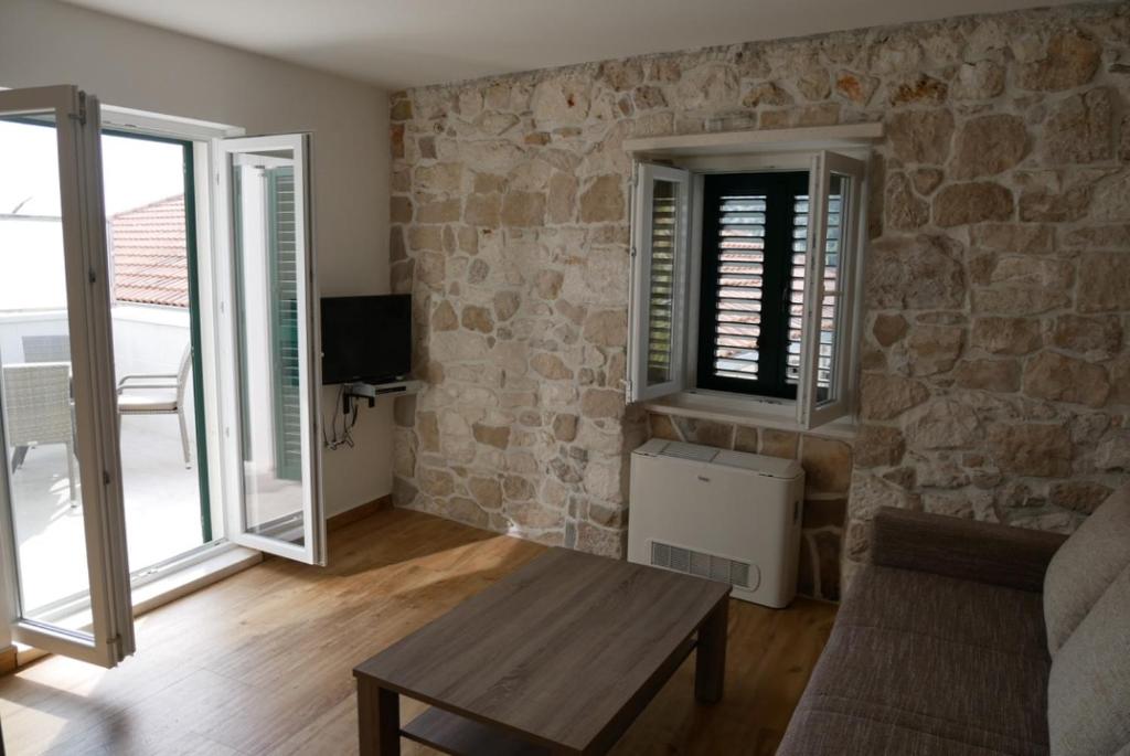 Televízia a/alebo spoločenská miestnosť v ubytovaní Guest house Jere Old Town