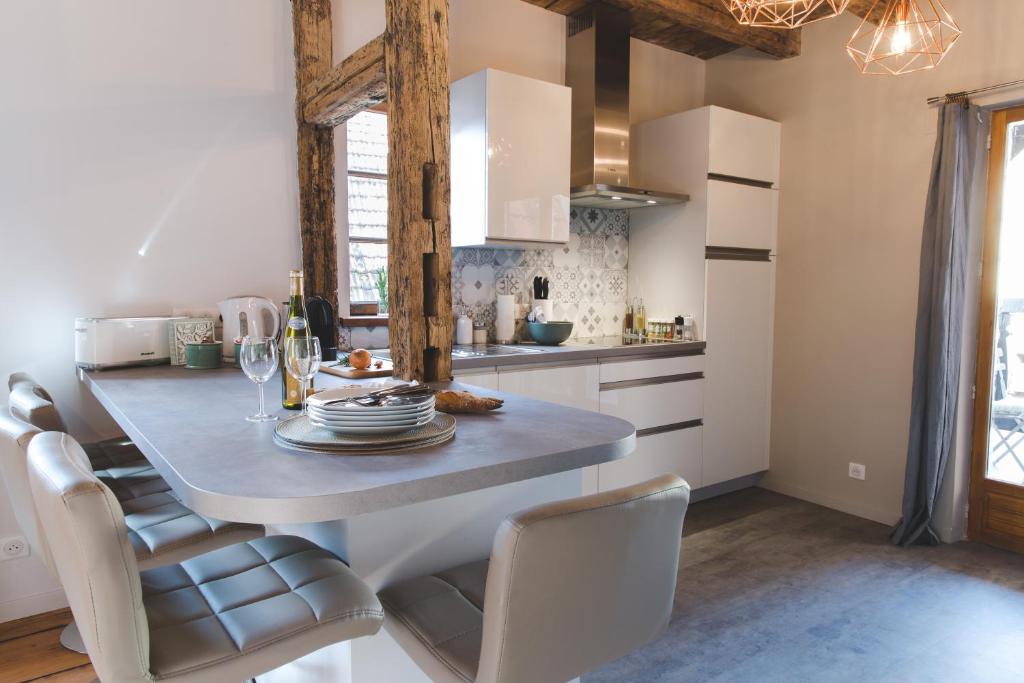 Kuchyň nebo kuchyňský kout v ubytování HISSLA ALSACE CHIC& COSY BARR Wine Route