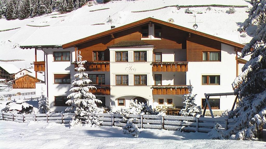 Garni Hotel Iris v zimě