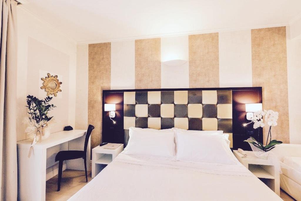 Postel nebo postele na pokoji v ubytování JR Resort Logos Forte dei Marmi