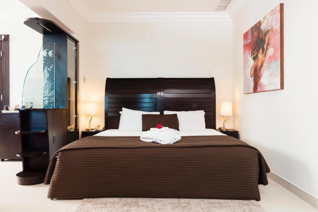 Costa Del Sol Hotel by Arabian Link في الكويت: غرفة نوم عليها سرير وفوط
