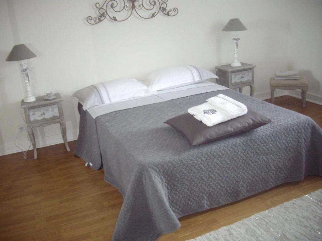 オンザンにあるLa maison Maria Rosaのベッドルーム1室(大型ベッド1台、ナイトスタンド2台付)