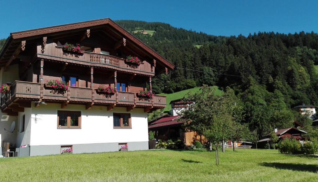 Nespecifikovaný výhled na hory nebo výhled na hory při pohledu z apartmánu