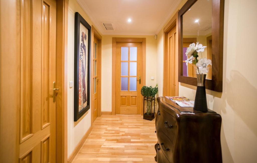 A television and/or entertainment centre at Apartamento San Juan de los Reyes