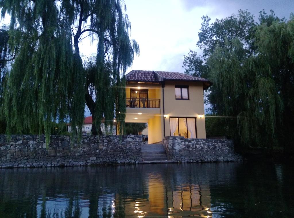 una casa junto a un cuerpo de agua en River House Buna, en Mostar