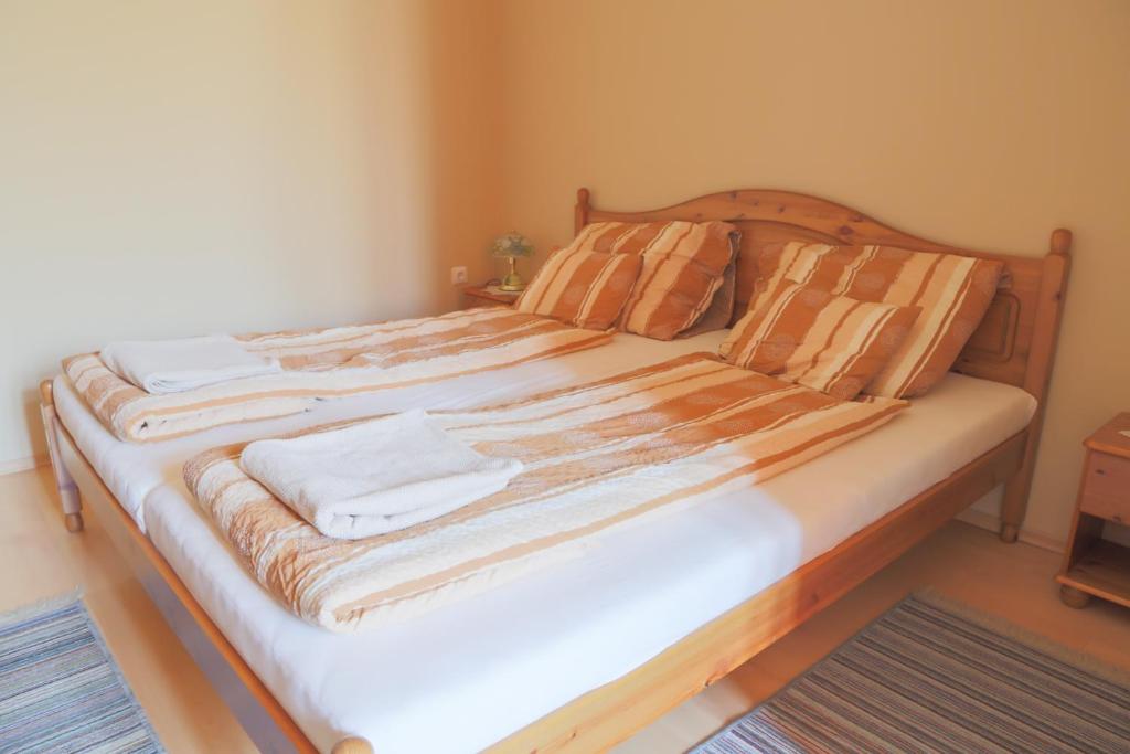 Postel nebo postele na pokoji v ubytování Rózsakert Apartmanház