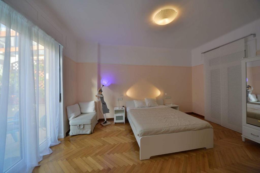 A bed or beds in a room at Oasis veranda under columns.Kolonaki embassy area.