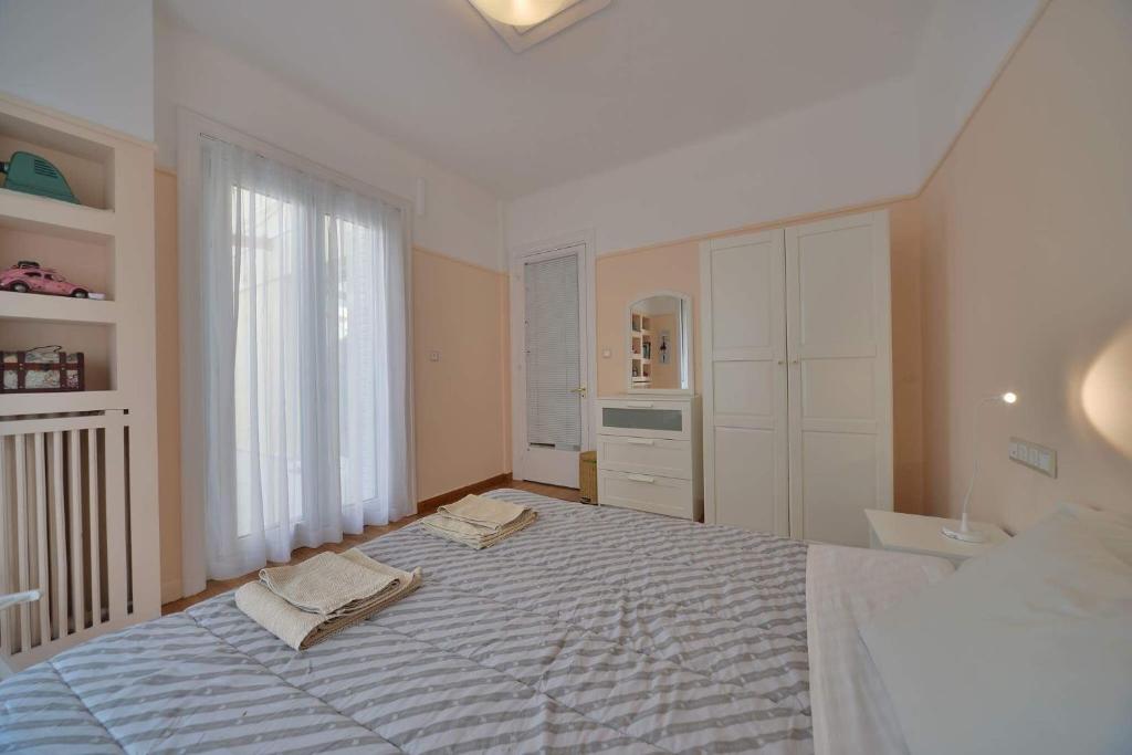 A bed or beds in a room at Oasis veranda under columns.Kolonaki embassy area.