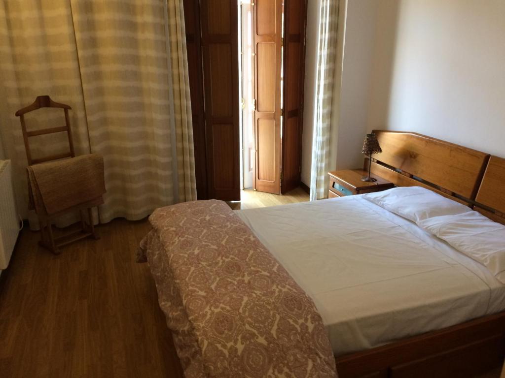 - une chambre avec un lit et une chaise dans l'établissement Downtown PORTO SE, à Porto