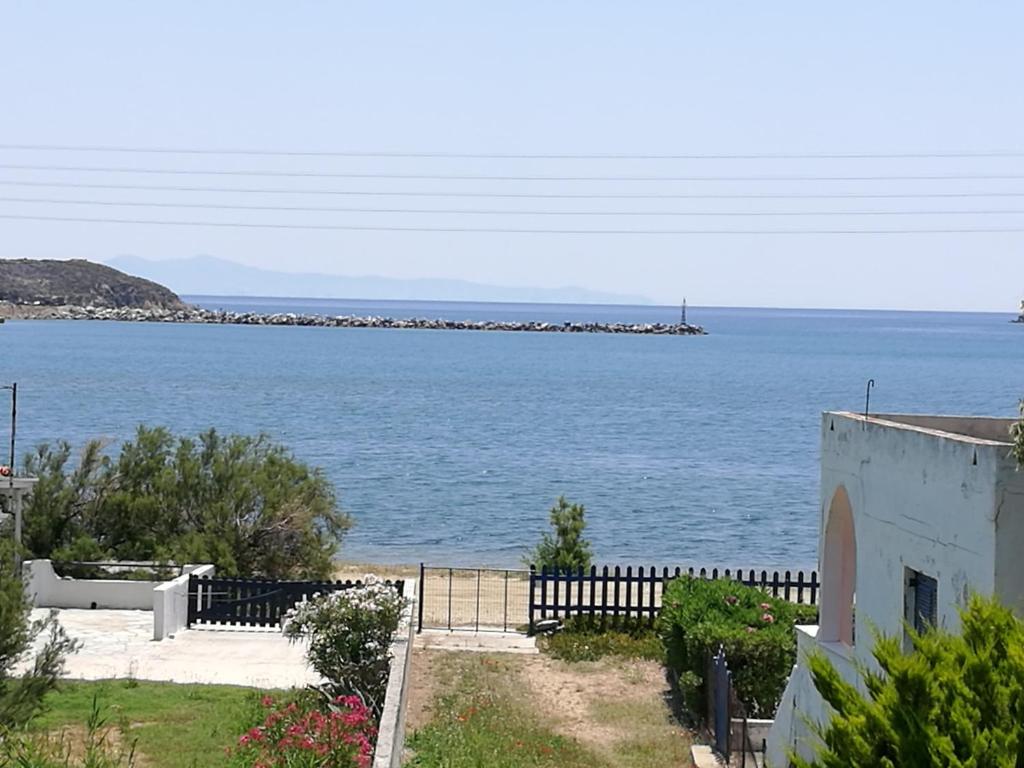 widok na ocean z domu w obiekcie House near Sea w mieście Gavrion
