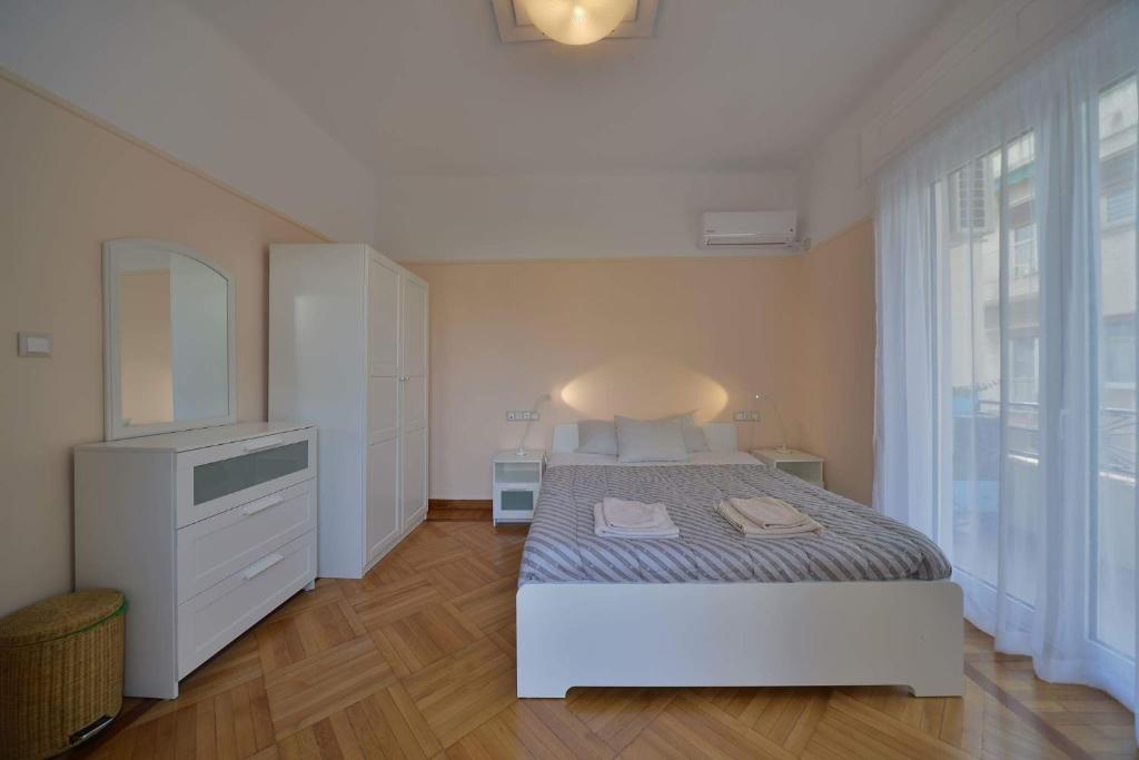 A bed or beds in a room at Oasis veranda under columns.Kolonaki embassy area.