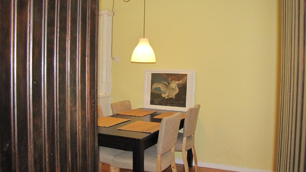 mesa de comedor con sillas y una foto en la pared en Foz Gardens, en Oporto