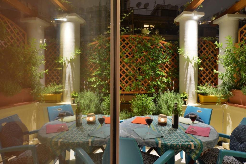 Kép Oasis veranda under columns.Kolonaki embassy area. szállásáról Athénban a galériában