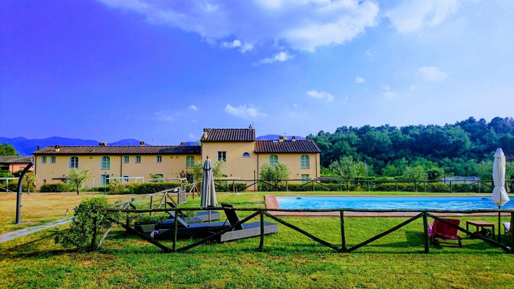 Bazén v ubytování SunnySide Pool and relax in Lucca hills nebo v jeho okolí